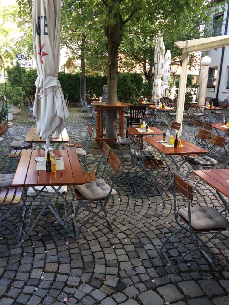 Traditionelle griechische Speisen serviert im Biergarten des Restaurant Olympia