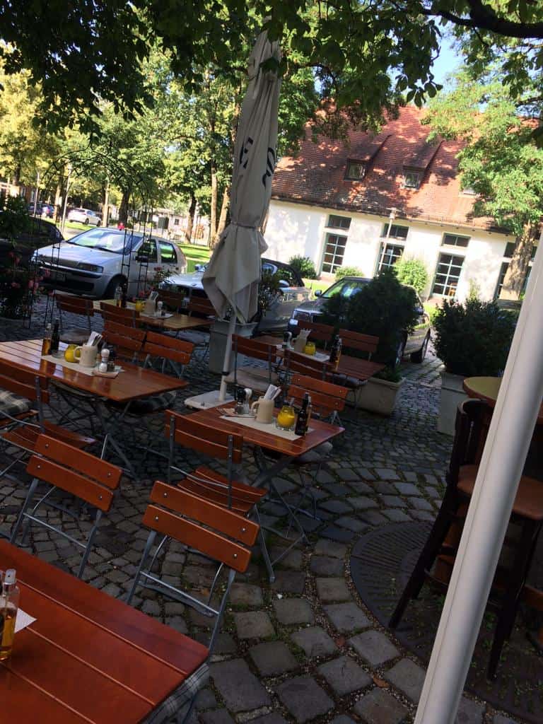 Abendstimmung im Biergarten des Restaurant Olympia mit beleuchteter Terrasse und gemütlicher Atmosphäre